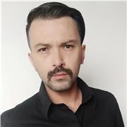 Actor, director, licenciado en teatro de la universidad Antioquia, especializado en técnicas teatrales aplicadas al aula y comunidades mediante talleres y semilleros de formación y creación artística